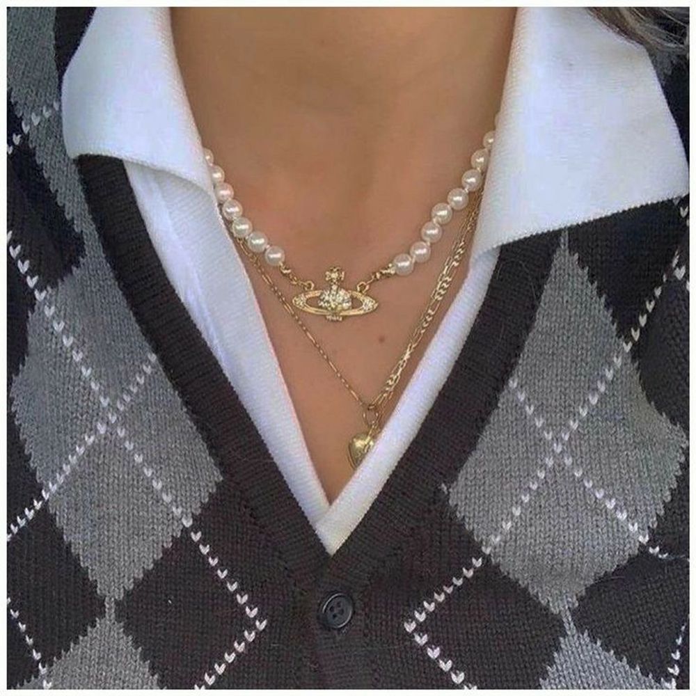 Restock på Pearl pendants, DE FINNS BARA EN I SILVER KVAR! , helt nya 60kr/ st. Finns i både gild och silver. Passar perfekt till ett vintage eller klassiskt outfit. Material; alloy, Frakt 15kr. Jag skickar bild på paketet innan jag posta. Finns 0st guldiga, 1st silvriga KVAR! . ❌ 12st guldiga sålda, 12st silvriga sålda ❌ följ vår social media för uppdateringar på restock och nya produkter 🦋. Accessoarer.