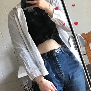 Vit genomskinlig skjorta strl XS - En vit skjorta som är för liten ): Jättefin o lite genomskinlig så bra till sommaren. Inga skador o köparen står för frakten. Pris är förhandlingsbart