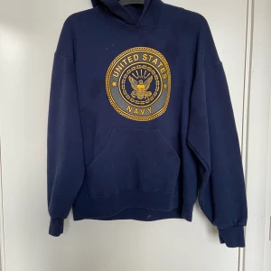 College hoodie, strl L - Mycket fin hoodie från NAVY. Finns inte kvar att köpa och därav prisrt. Bra skick! Skriv för fler frågor☺️