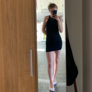 Svart klänning  - En svart tight klänning från even&odd med öppen rygg. Beställde från zarlando för ca ett år sen men är oanvänd! Klänningen är ganska kort med superstretchigt ribbat material. Frakt ingår ej i priset💚