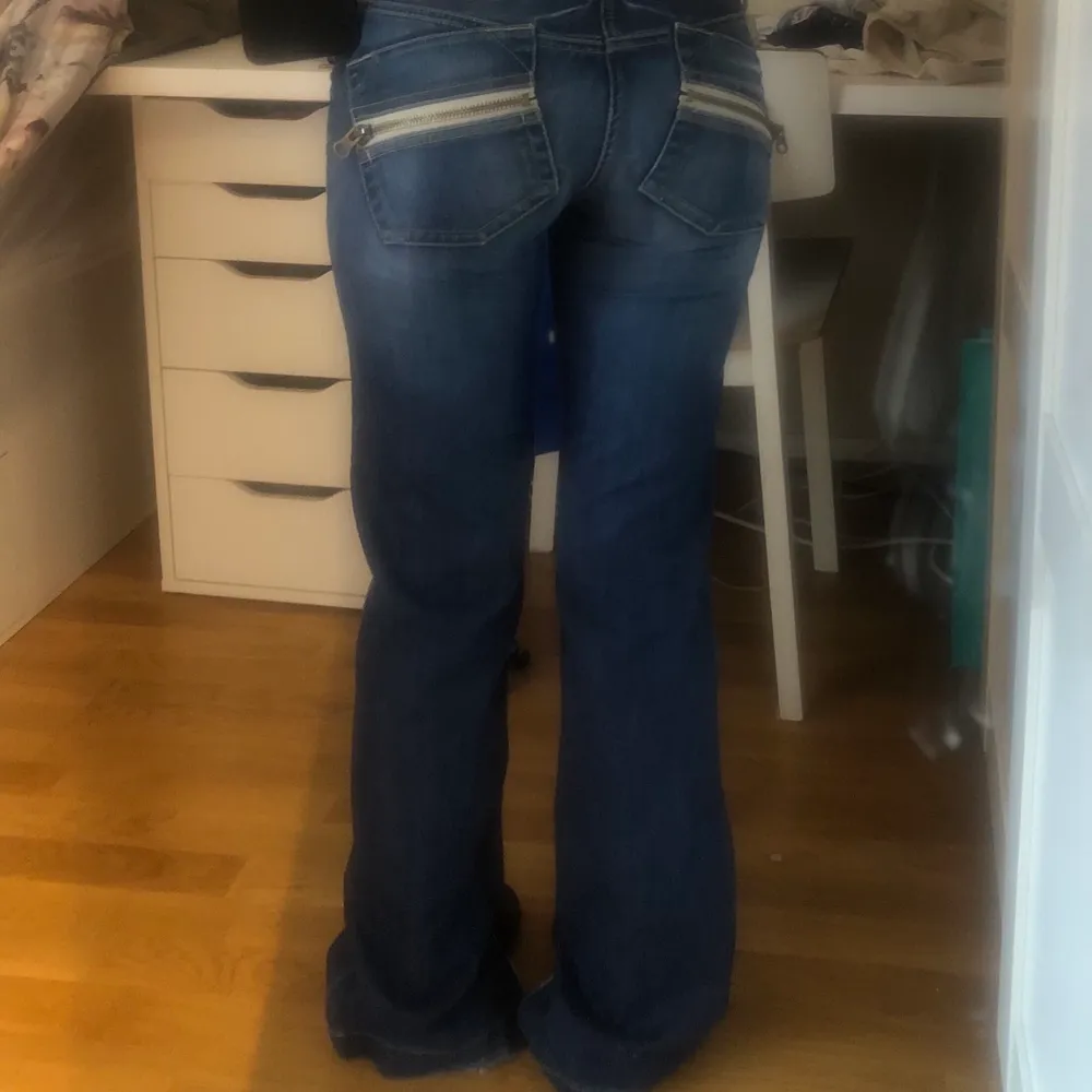 Utsvängda lågmidjade jeans med cool detalj på fickorna där bak💕. Jeans & Byxor.