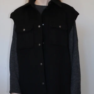 Svart väst - Svart väst i skjort-modell. Ursprungligen från H&M som är omgjord av Scannable UF. Genom att skanna en QR-kod som finns fäst på plagget kan du läsa mer om materialet och dess miljöpåverkan!✨✨