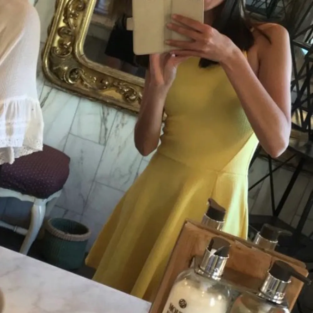 En jättefin gul klänning som är perfekt till sommaren✨😍 Använd några gånger men det är inte synligt. Säljer pga att den blivit för liten för mig. Skriv privat för fler bilder💕. Klänningar.