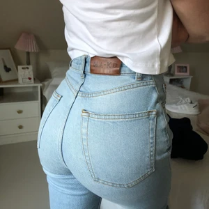 Mom jeans - Ljusblå högmidjade mom-jeans från  NA-KD, säljs då de är för små :(   BUDA!!