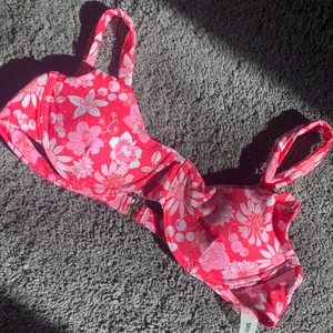 Bikiniöverdel - Färgen är starkare i verkligheten än på bilden! Men här är en bikini från shein som jag skulle säga är strl S i kupan men något större i banden vilket man säkert kan sy in enkelt :) hör av er i chatten vid frågor 💓