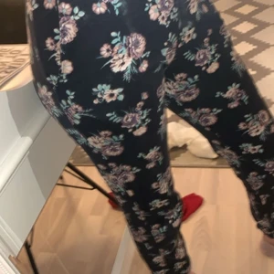 Jätte fina blommiga mjukisar från Kappahl.  - Köpte den för 149kr säljer för 60kr. Jätte skön och otrolig fin. Men den är för liten för mig