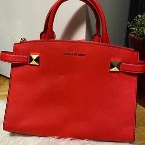 Micheal kors väska  - Ja säljer denna fina micheal kors väskan för använder inte den, helt ny har aldrig användt den 