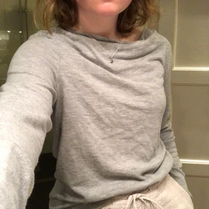 Tröja från Mango! - En grå tröja från Mango som faller så snyggt! Det står att den är M men jag är S vanligtvis och den passar bra på mig också