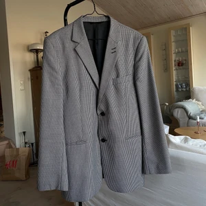 vintage kavaj - As cool svartvit rutig kavaj! Köpt second hand! Svårt att få med rutigt på bild, men bild nummer 3 visar bäst! 