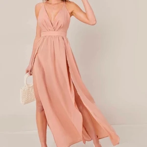 Rosa klänning  - Jag säljer denna fina klänning som jag hade på mig på balen, endast använd EN gång❗️ De två första bilderna är lånad, men sista bilden är från mig. Jag är 150 cm lång och klänningen var ganska lång på mig, men på tredje bilden använde jag väldigt höga klackar✨  Jag köpte den på SHEIN och just nu är den helt slutsåld❗️ Hör av er om ni är intresserade, köparen står för frakten❤️