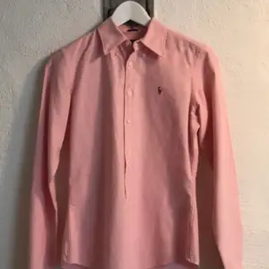 Sjukt fin skjorta från Ralph Lauren! Använd 2 gånger, endast en liiiten fläck under storlekslappen. 🥰