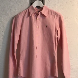 Skjorta  - Sjukt fin skjorta från Ralph Lauren! Använd 2 gånger, endast en liiiten fläck under storlekslappen. 🥰