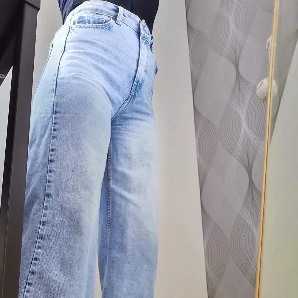 Säljer jeansen eftersom de är lite korta på mig (är 167 cm). 200 kr frakt ingår inte . Jeans & Byxor.