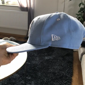 Keps - Säljer denna as coola keps i babyblått som jag nyss köpte och aldrig använt, en trendig keps som passar alla storlekar då den är justerbar