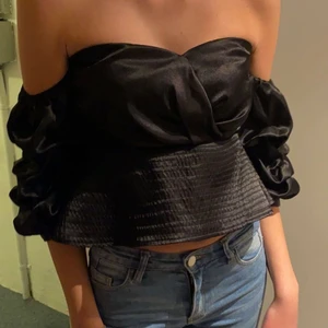 Ginatricot topp🖤🖤 - Svart satin topp från ginatricot, helt oanvänd, lappen sitter kvar, storlek 34🖤🖤