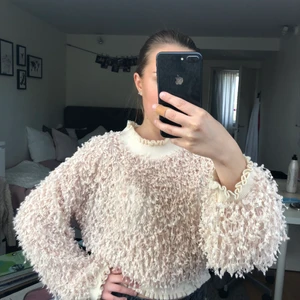 Topp från Zara - Säljer denna supersnygga topp ifrån zara som passar perfekt till fest men går även att använda till vardags. En av mina absoluta favoriter i garderoben, men säljer då jag inte känner att det är min stil riktigt längre. ÄLSKAR den!