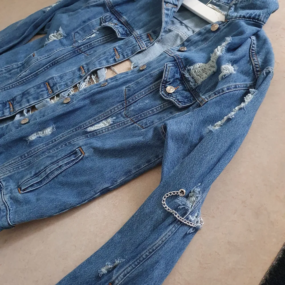 Underbar jeansjacka med knäppning framtill.  Funktionella bröstfickor.  kedjedetaljer🦋🛍bara tvättat, aldrig använt #nyjeans #jacka. Jackor.