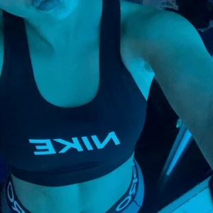 Nike set  - Nike set, endast använt en gång för att ta dessa bilder. Säljer pga för litet 