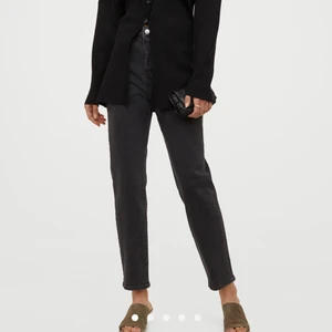 Oversized Jeans - Ett par splitternya oversized jeans i helt nytt skick. Aldrig använda endast testade. strl: 40, säljer då jag tappat bort kvittot och dessa inte riktigt är min stil. Nypris: 300kr