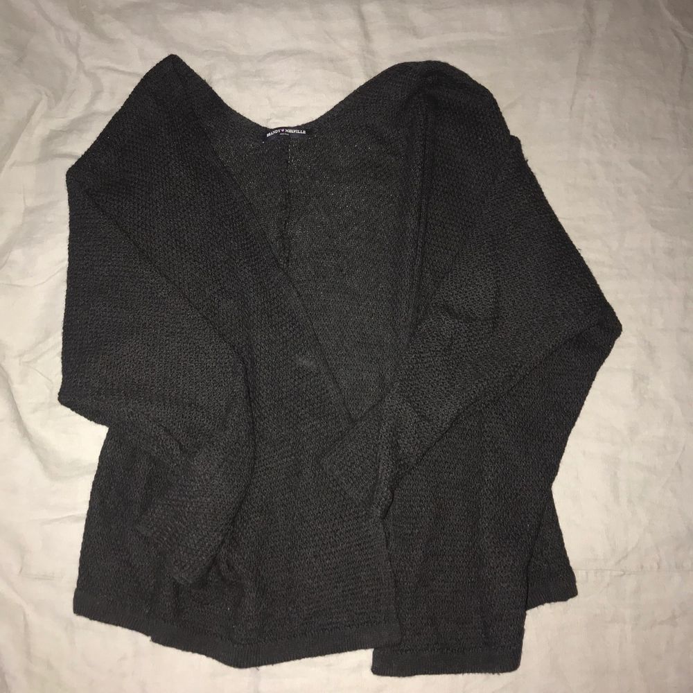 Flowy and relaxed fit open front textured knit long sleeve cardigan in charcoal. Runs longer on the sides, a soft v-opening in the back. Poly blend. One size fits all. No holes, tears, rips, stains, snags, fading. Smoke and pet free storage space. No other flaws to note. Disclaimer: Please expect some general wear in all secondhand pre-owned items as they have lived a previous life, so do not expect a mint item. . Tröjor & Koftor.