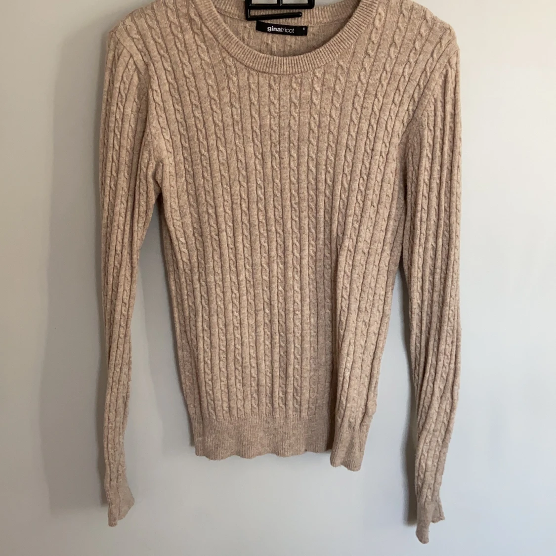 Beige kabelstickad tröja  - 90