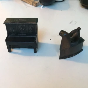 Coola penvässare (PIANOT ÄR SÅLT) - (EDIT: PIANOT ÄR SÅLT) Coola pennvässare som ser ut som ett strykhjärn och ett piano. Pianot kan man fälla upp locket 🎹, och man kan fälla upp locket  på strykhjärnet👕. Man kan tillomed låsa locket. När man vässar på pianot kommer vässgrejerna ut underifrån, och på stryhjärnet hamnar de under locket, som man kan ta av. Köp båda eller bara en om du vill :) 10kr styck. Checka min profil om du gillar såna här små prylar!!