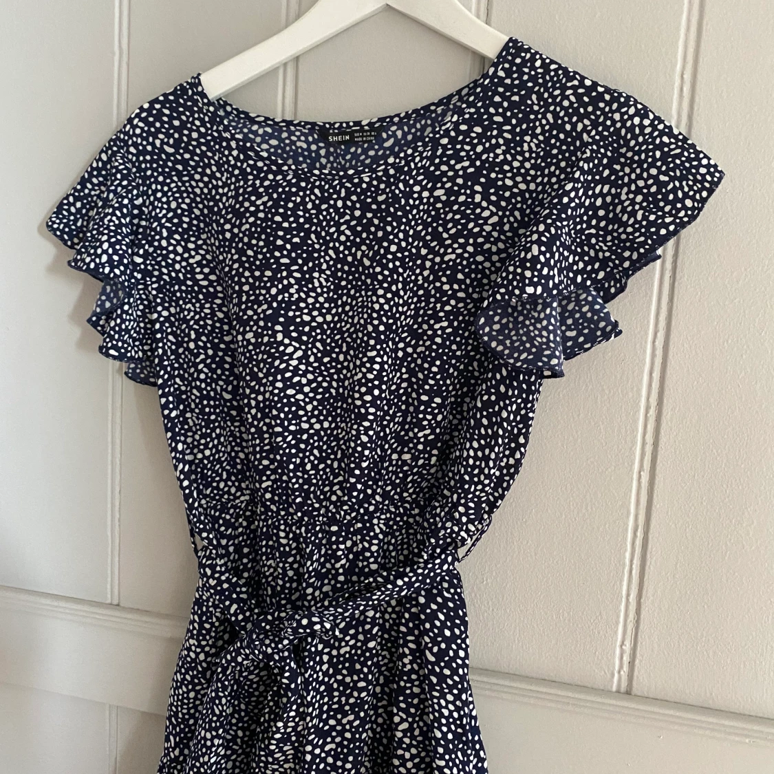 Mörk blå mönstrad klänning