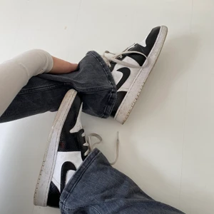 Jordans svarta vita - Helt vita äkta jordans som jag har målat svarta med skofärg. Storlek 40 men väldigt små i storlek då det är 40 i barnstorlek. Passar mig som har 39