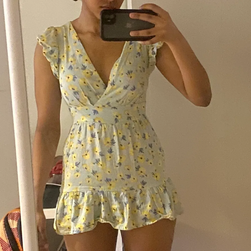 Riktigt trendig och snygg klänning från pull and bear, passar perfekt till vår och sommar trenden med blommiga klänningar. Storlek M men passar även S (jag är 171cm)  nypris 150. 80kr+frakt. Klänningar.