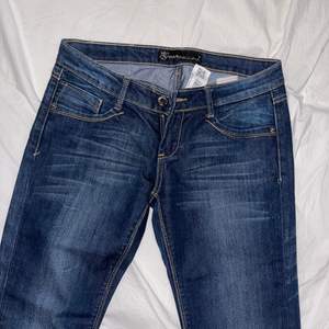 Mörk blå urtvättade långa jeans!