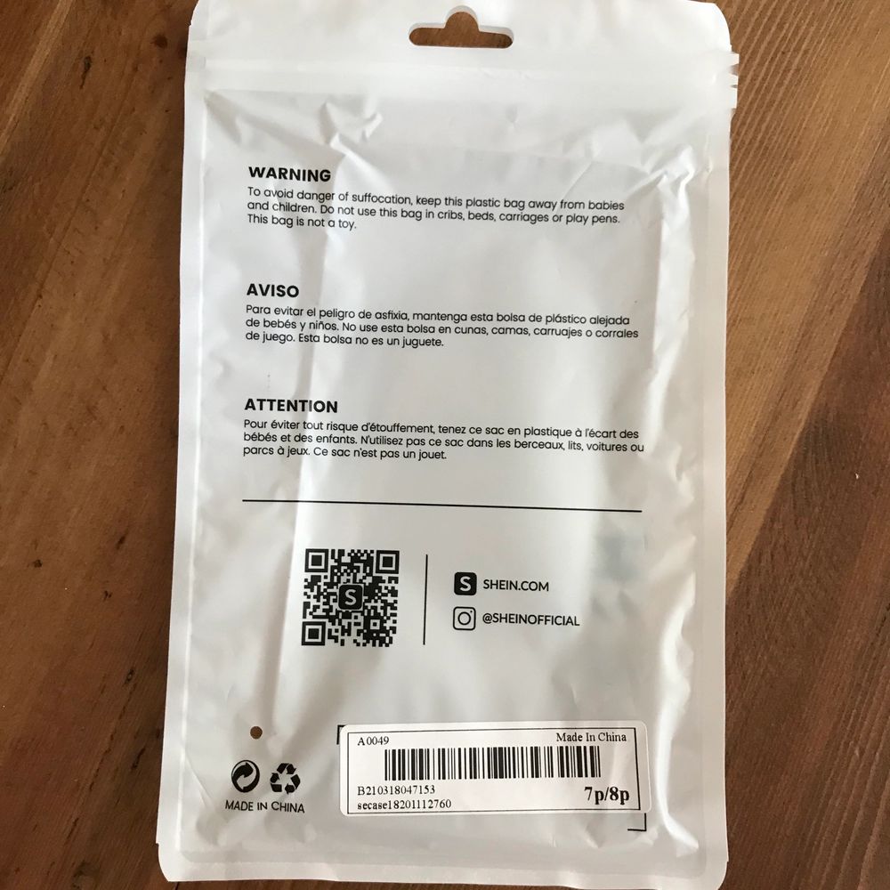 **NOTE: I AM SELLING TWO KO MOBILSKAL— THIS ONE IS BRAND NEW AND A DIFFERENT PATTERN** Brand new condition, new in original packaging, never used MOO PRINT COW CASE from Shein for IPHONE 7/8 PLUS. Hard shell case. I have way too many cow phone cases so I’m selling. Several cow cases. Brand new item. New in package. Happy to bundle. Will gladly take more pics and measurements. Smoke and pet free storage space. No other flaws to note. . Accessoarer.