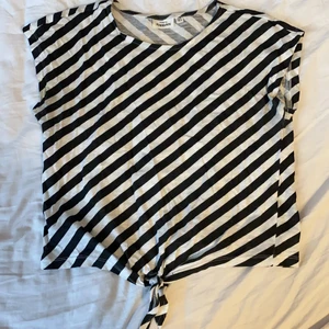 En randig t-shirt - En fin randig t-shirt i färgen svart och vit med en knut