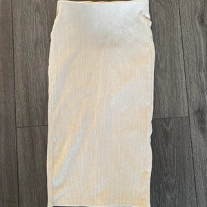 Kjol - En fin lång kjol som är perfekt till sommaren, använder inte den då det inte riktigt är min stil 💓💓