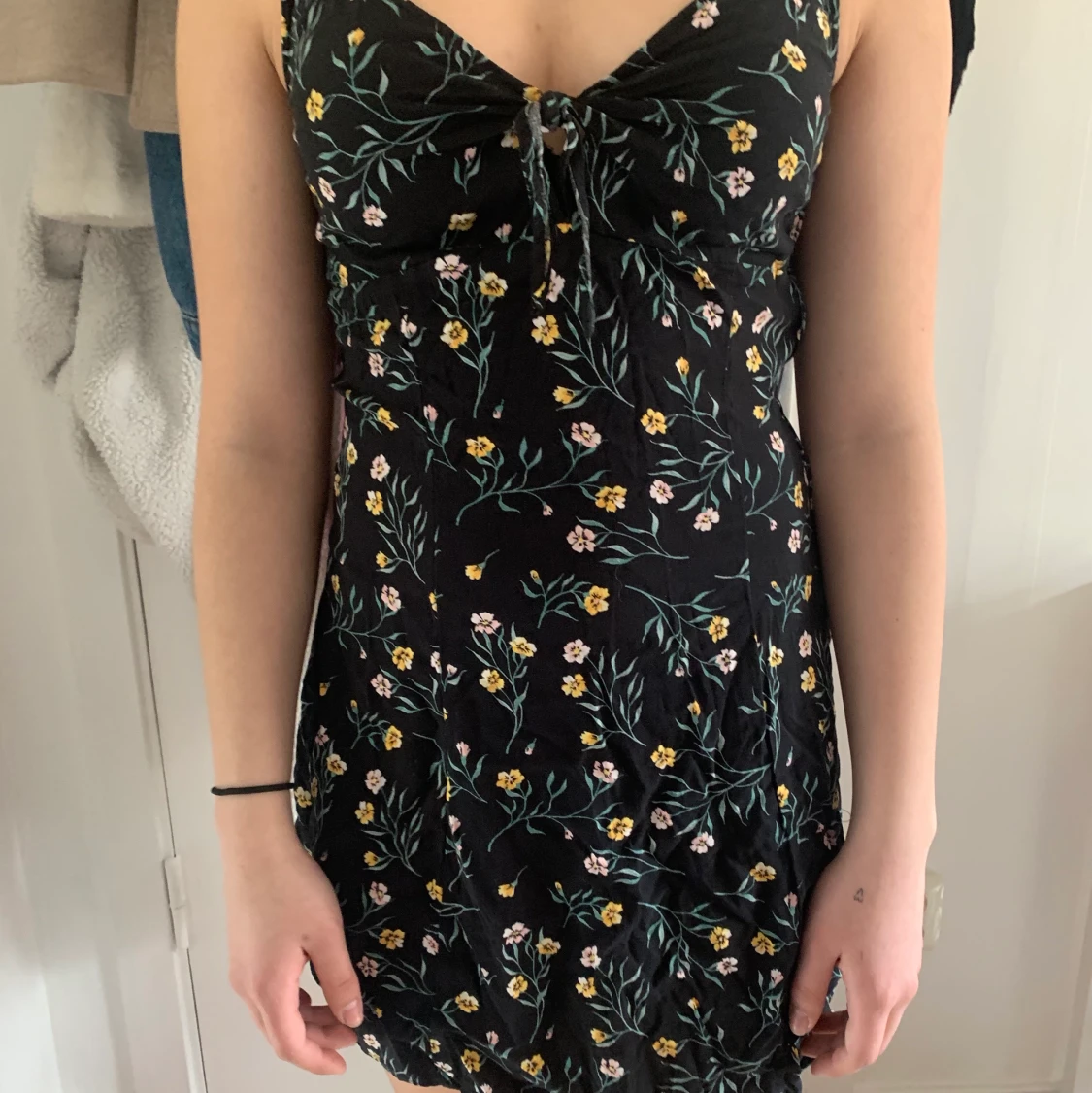 Blommig klĂ€nning i storlek Sđ„°