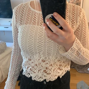 Vit tröja  - Säljer en vit jätte snygg tröja från bikbok i storlek S. Har använt den här tröjan en skolavslutning men nu är den tyvärr för liten för mig! Den har inga fläckar eller något annat! Hör av dig vid intresse💖💖