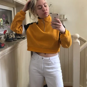 Crop top - Supersnygg croptop med hög hals och blixtlås från H&M i London, kommer tyvärr aldrig till användning. Möts upp i norra Värmland eller postas 😚🤍