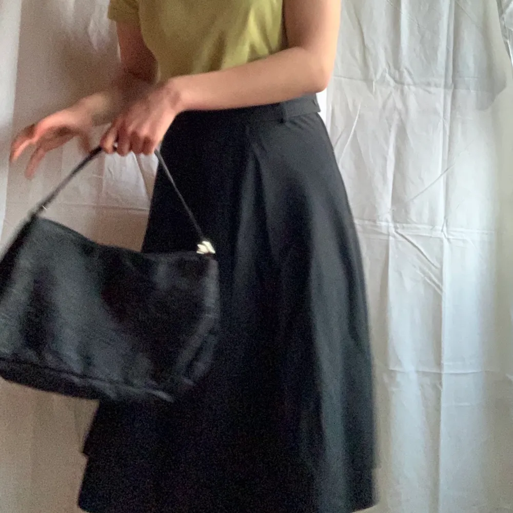 Så snygg vintage kjol!😍 knappt använd och så himla skön. Dm för midjemåttet osv🌸. Kjolar.