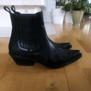 cowboyboots - trendiga cowboyboots i äkta skinn, storlek 40. 