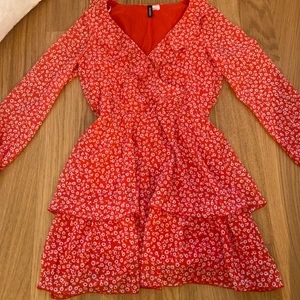 Röd klänning  - Säljer en svin snygg röd klänning från hm med volangkjol. Den är långärmad men absolut inte varm. Säljer pågrund av att den är för liten för mig. Skicket är toppen då den knappt är andvänd då den redan var för liten vid köp🤣💖 Storlken är 36 men skulle lika gärna kunna passa någon som har 34!🥰