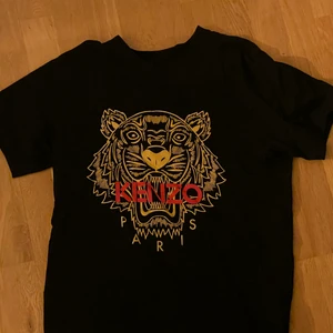 Kenzo T-shirt  - Säljer min fina kenzo tröja i storlek M, den är i nyskick, nypris ca 1000 kr, vi ni ha fler bilder eller undra något är det bara att fråga ☺️ ps priset går att diskutera.