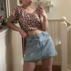 Jeanskjol - Ljus jeanskjol köpt på H&M i London. Sparsamt använd men lite skrynklig från att ha legat hopvikt, bara att tvätta/stryka. Möts upp i norra Värmland eller postas 😚🤍