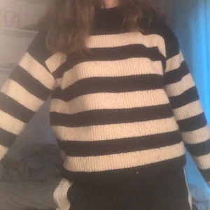 Stickad tröja  - Säljer min älskade stickade tröja☺️ 