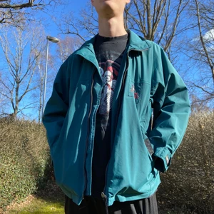 Grön vindjacka - Grön jacka från Peak Performance i storlek medium, helt felfri.