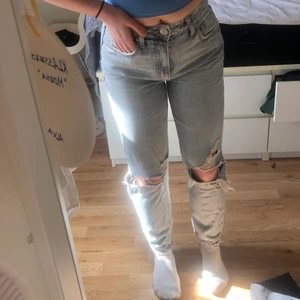 Mom jeans - Ett par otroligt fina jeans från zara, köpta förra året men knappt använda. Säljer dessa då de blivit förstora.