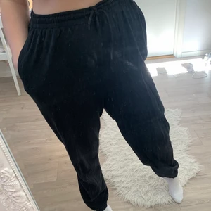 Svarta mysbyxor - Knappt använda mysbyxor från H&M, supermysiga och sköna!! 