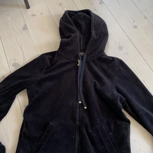 Juicy couture kofta - Storlek m men passar även xs/s skulle jag säga, den är basic svart. Om flera har intresse blir det bud