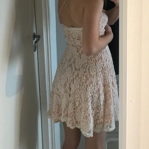 Spets klänning - Spets klänning med blommigt mönster och rosa under tyg, sjuuuukt fin!! Säljer eftersom jag aldrig får tillfälle att använda den. Står varken storlek eller märke men skulle gissa på xs/s. Säljer för 200kr+frakt. Hör av er vid intresse eller frågor!!🤍💙