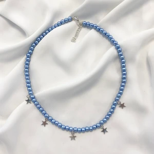 Halsband med stjärnor  - Superfint handgjort halsband med glaspärlor och stjärnor! Måttet är 40+5cm! 💗