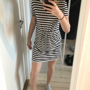 Strand/vardags klänning - Randig (blå & vit) strand/vardagsklänning med snörning i midjan. Stl s men passar nog även xs samt m. Köpt på H&m, men minns inte för vad så säljer för 40kr+frakt. Hör av er vid intresse eller frågor!!🤍🥰