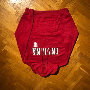 Indiana - vintage hoodie  - Fin röd Universitetshoodie från Indiana university. Köpt från Ross i USA som är en triftshop. Väldigt bra skick och väldigt skönt tyg. 
